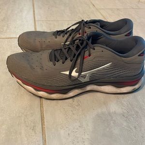 Mizuno Wave Sky 5. Size 12.